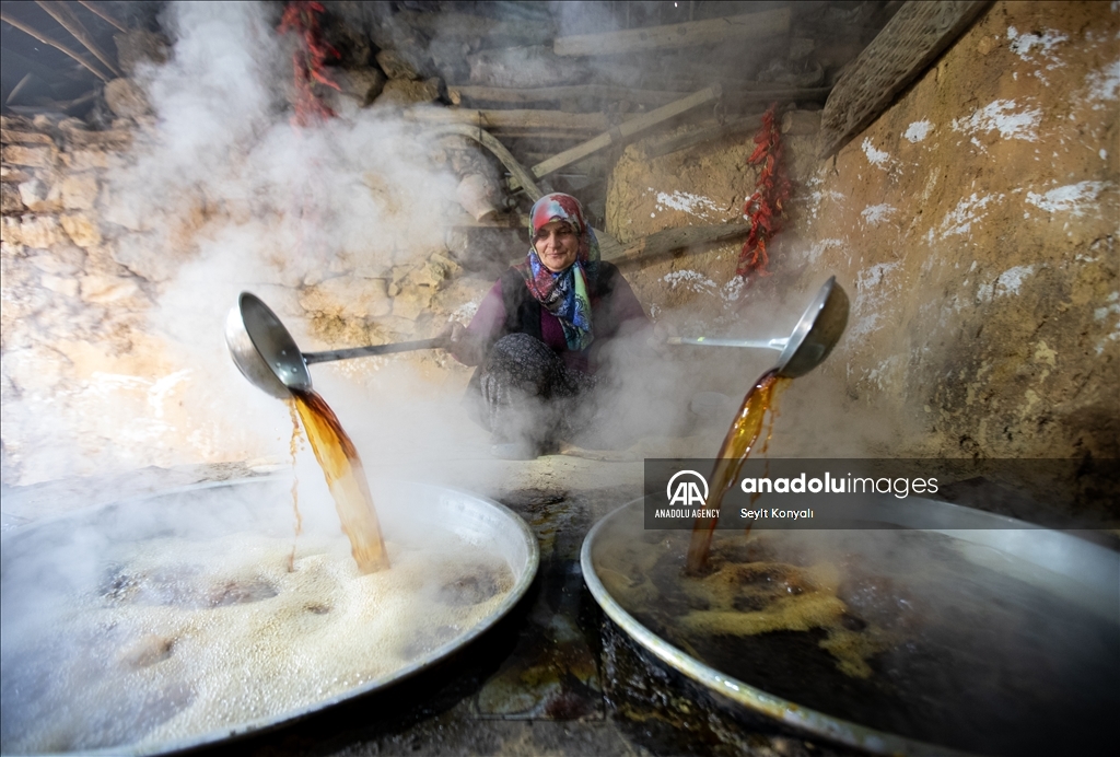 В турецкой Конье занимаются производством виноградной патоки традиционным способом