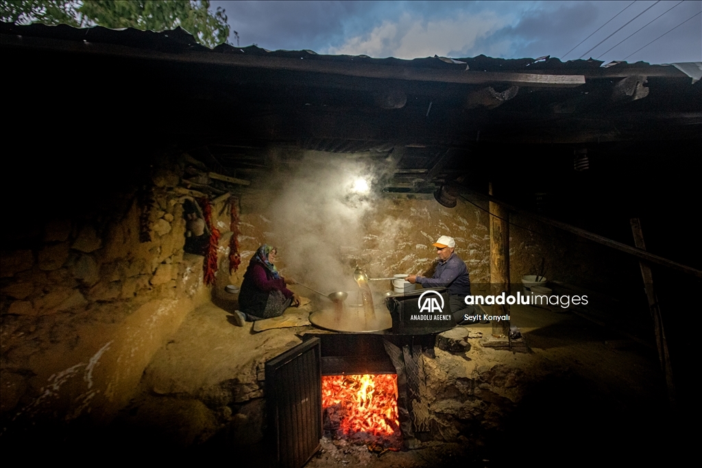 В турецкой Конье занимаются производством виноградной патоки традиционным способом