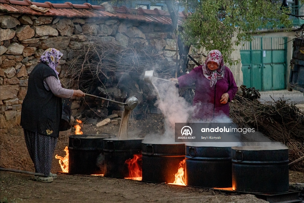 В турецкой Конье занимаются производством виноградной патоки традиционным способом