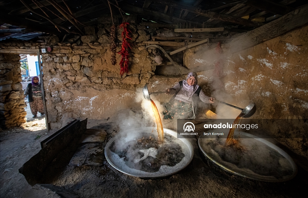 В турецкой Конье занимаются производством виноградной патоки традиционным способом