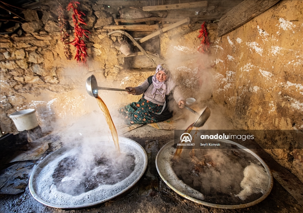 В турецкой Конье занимаются производством виноградной патоки традиционным способом