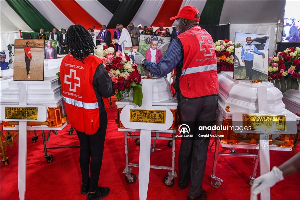 Kenya'da okulda çıkan yangında hayatını kaybeden öğrenciler için cenaze töreni düzenlendi