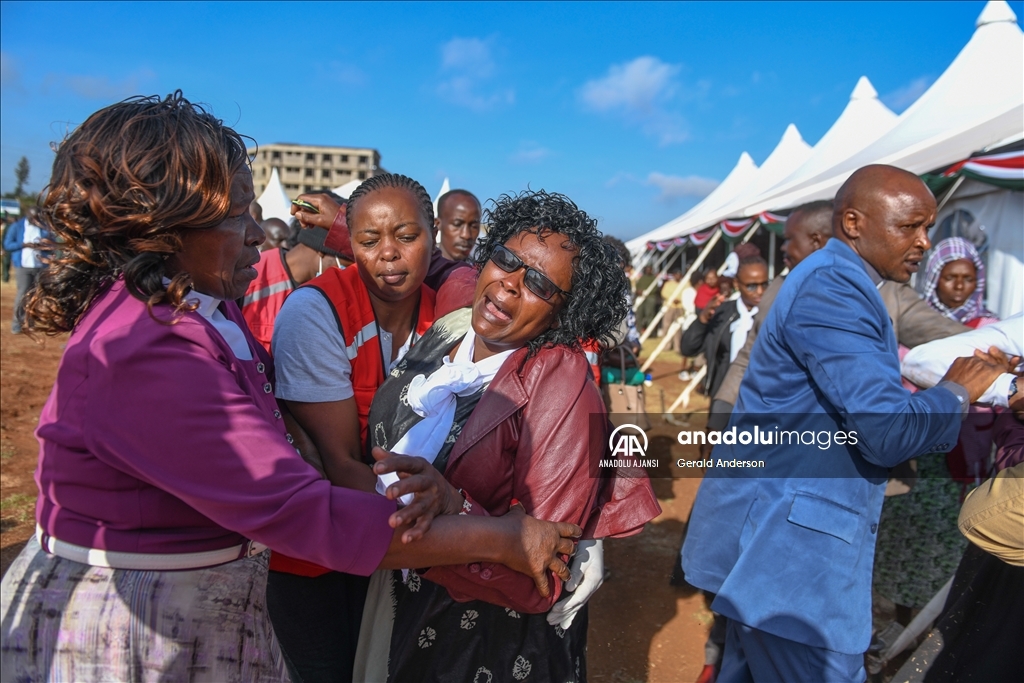 Kenya'da okulda çıkan yangında hayatını kaybeden öğrenciler için cenaze töreni düzenlendi