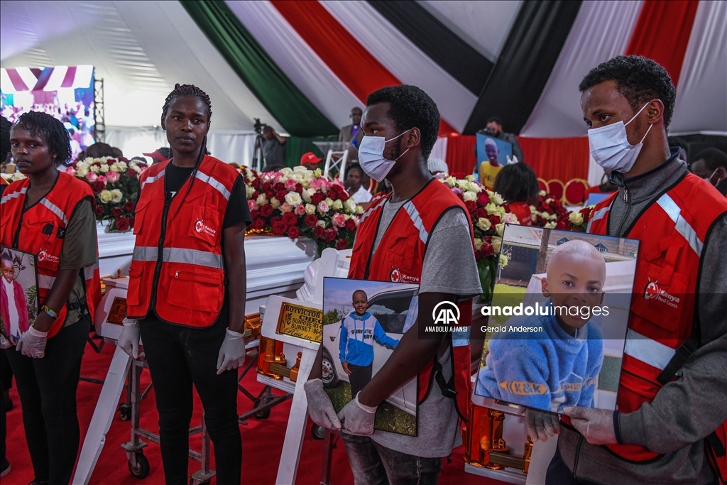 Kenya'da okulda çıkan yangında hayatını kaybeden öğrenciler için cenaze töreni düzenlendi