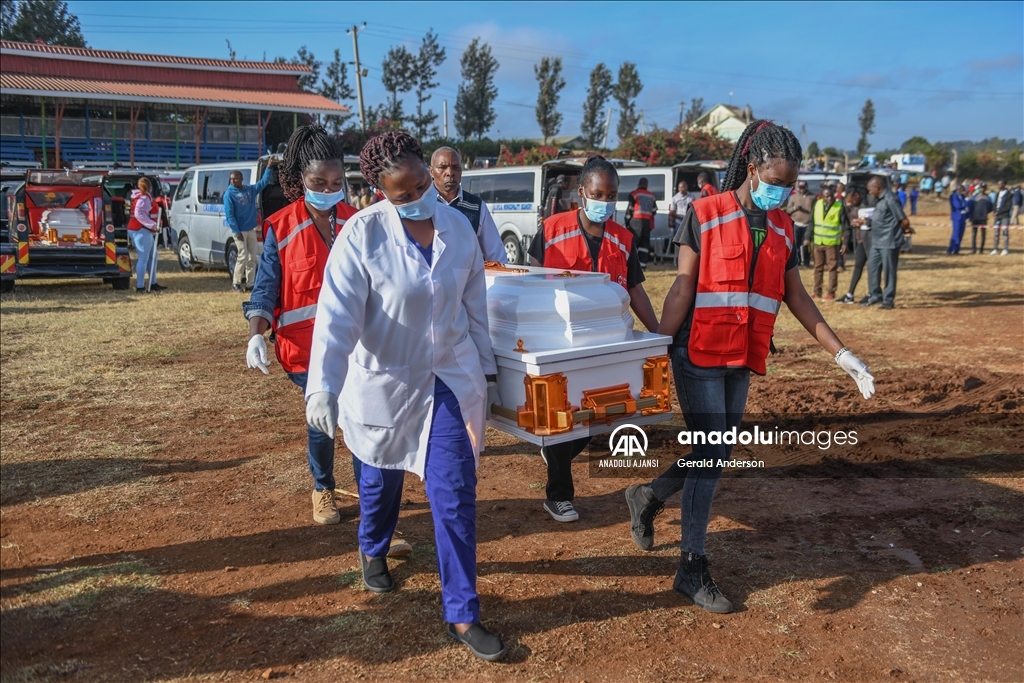 Kenya'da okulda çıkan yangında hayatını kaybeden öğrenciler için cenaze töreni düzenlendi