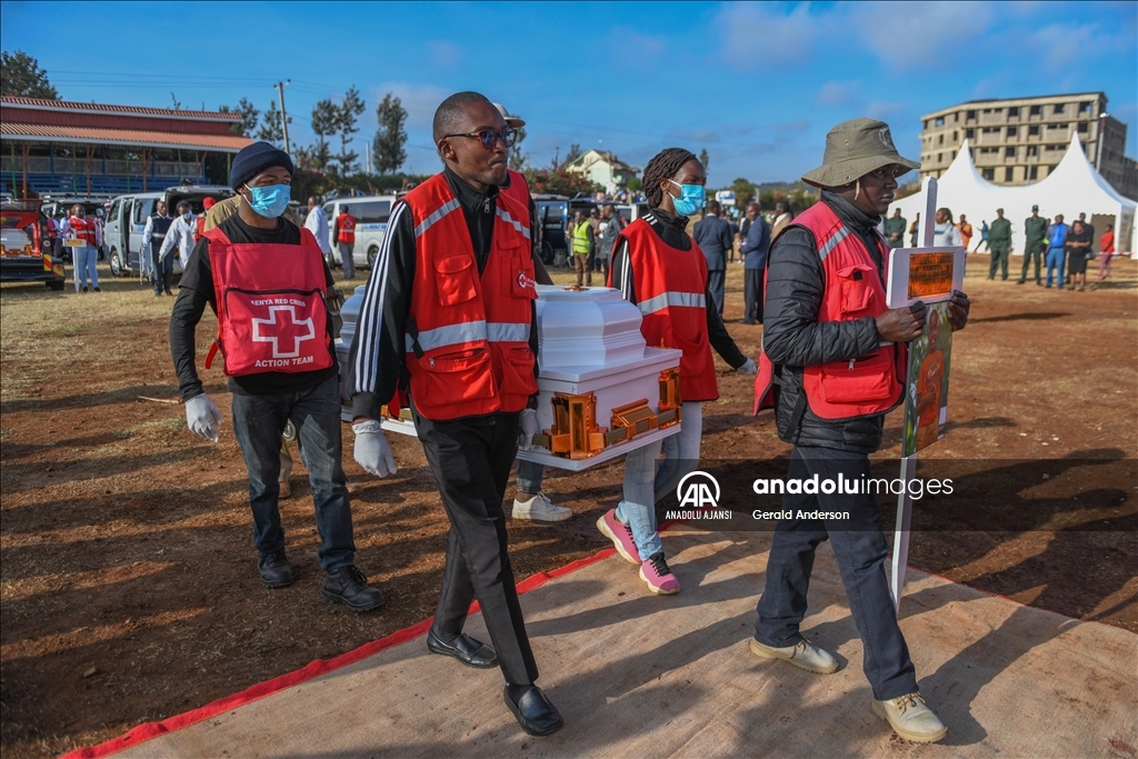 Kenya'da okulda çıkan yangında hayatını kaybeden öğrenciler için cenaze töreni düzenlendi