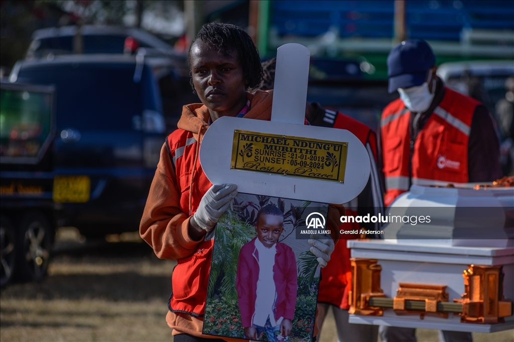 Kenya'da okulda çıkan yangında hayatını kaybeden öğrenciler için cenaze töreni düzenlendi