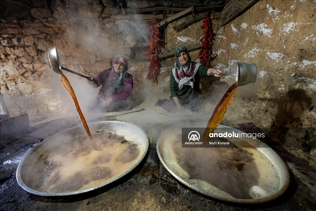 В турецкой Конье занимаются производством виноградной патоки традиционным способом