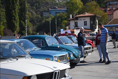 Svjetski dan turizma: Kod sarajevske Vijećnice oldtimeri i Centrotransov autobus iz 1963.