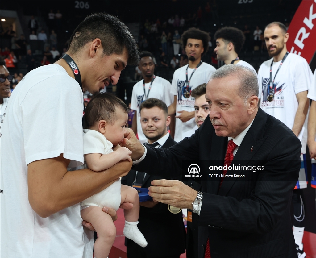 Cumhurbaşkanı Erdoğan, Anadolu Efes'e şampiyonluk kupasını verdi