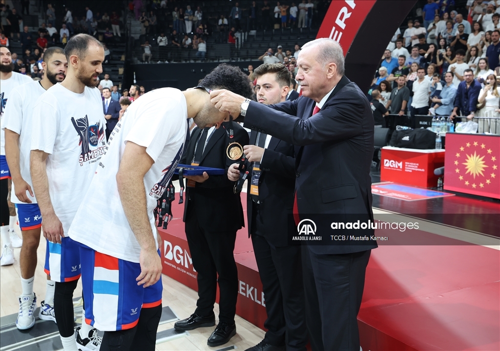 Cumhurbaşkanı Erdoğan, Anadolu Efes'e şampiyonluk kupasını verdi