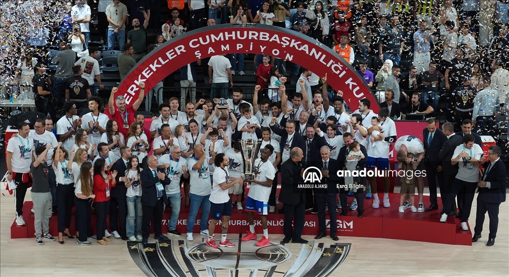 Anadolu Efes, 37. Erkekler Cumhurbaşkanlığı Kupası'nı kaldırdı