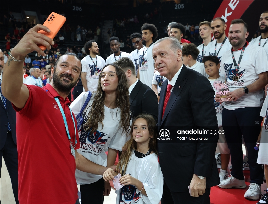 Cumhurbaşkanı Erdoğan, Anadolu Efes'e şampiyonluk kupasını verdi