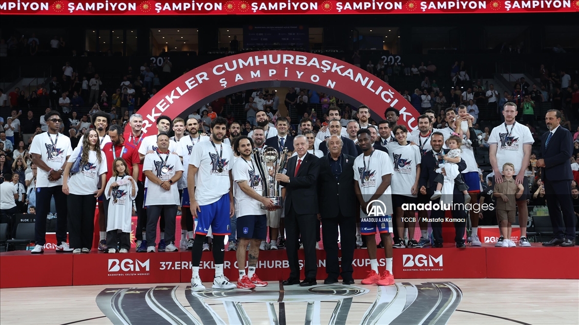 Cumhurbaşkanı Erdoğan, Anadolu Efes'e şampiyonluk kupasını verdi