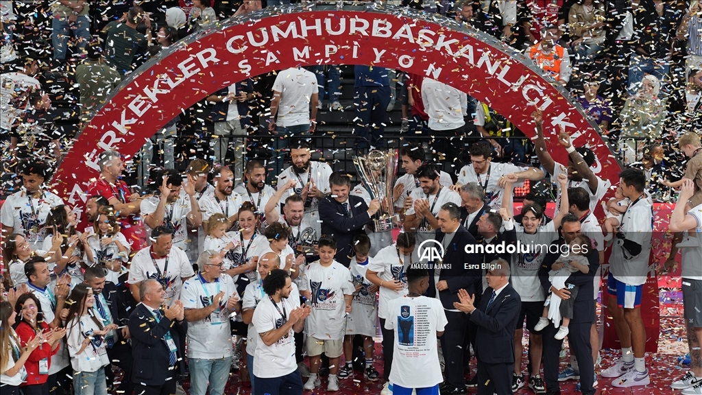 Anadolu Efes, 37. Erkekler Cumhurbaşkanlığı Kupası'nı kaldırdı