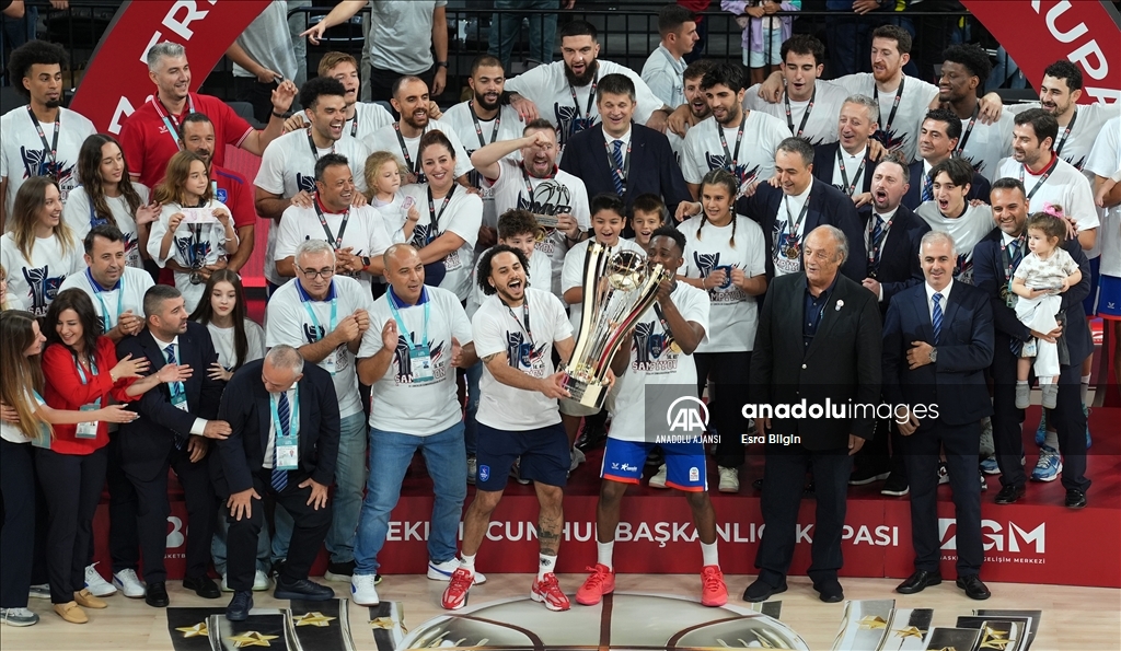 Anadolu Efes, 37. Erkekler Cumhurbaşkanlığı Kupası'nı kaldırdı