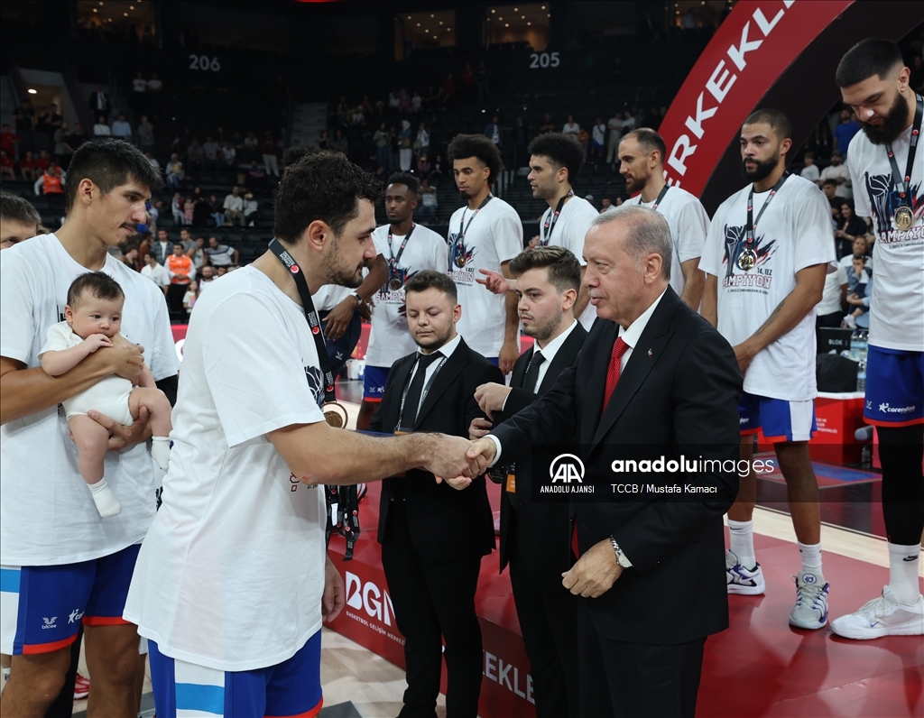 Cumhurbaşkanı Erdoğan, Anadolu Efes'e şampiyonluk kupasını verdi