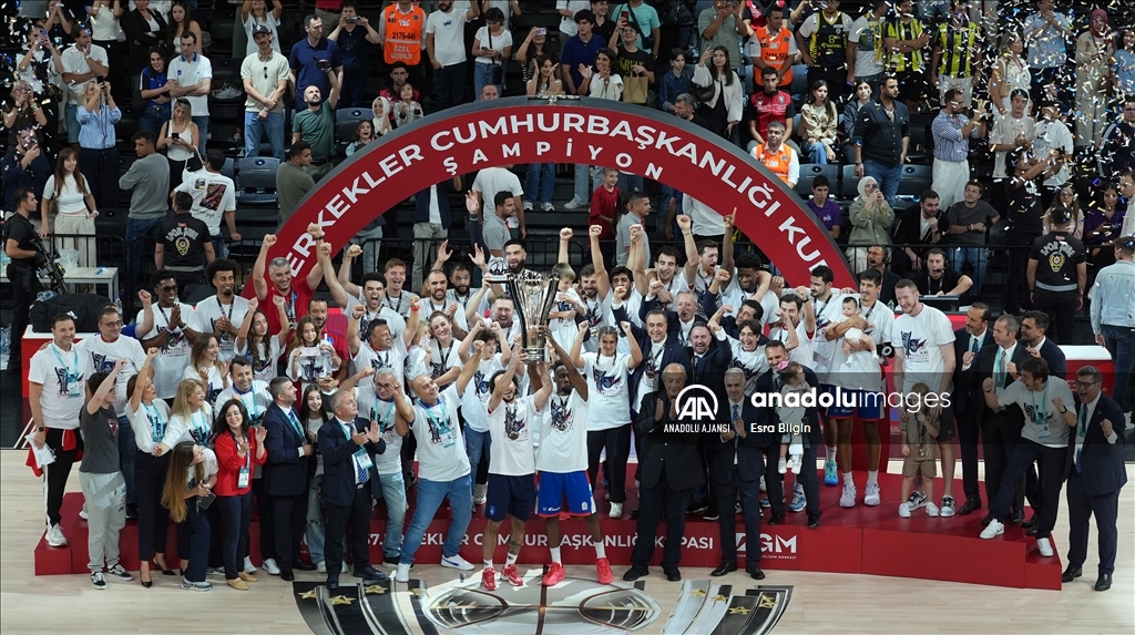 Anadolu Efes, 37. Erkekler Cumhurbaşkanlığı Kupası'nı kaldırdı