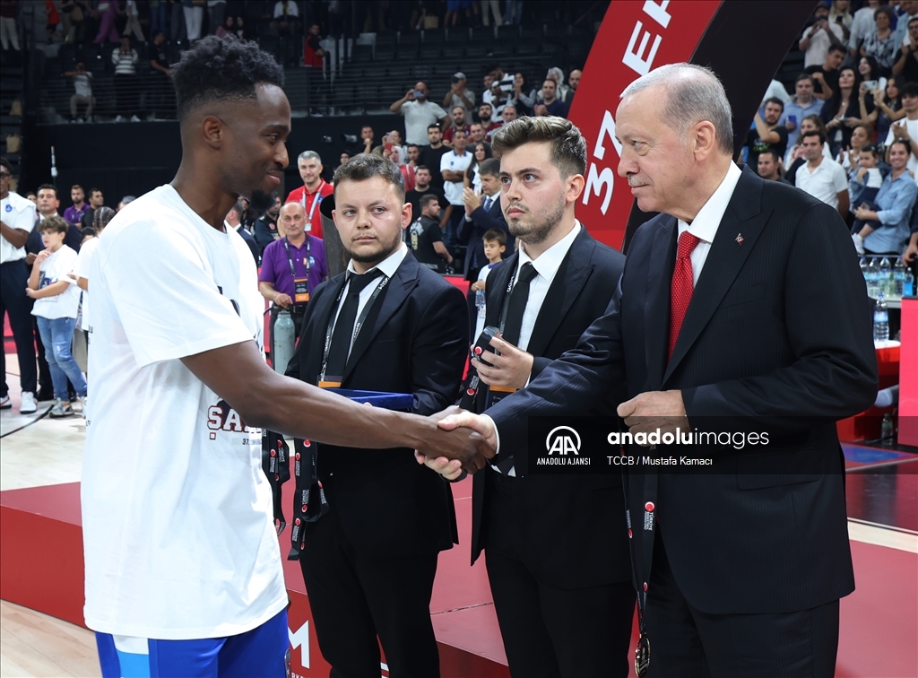 Cumhurbaşkanı Erdoğan, Anadolu Efes'e şampiyonluk kupasını verdi