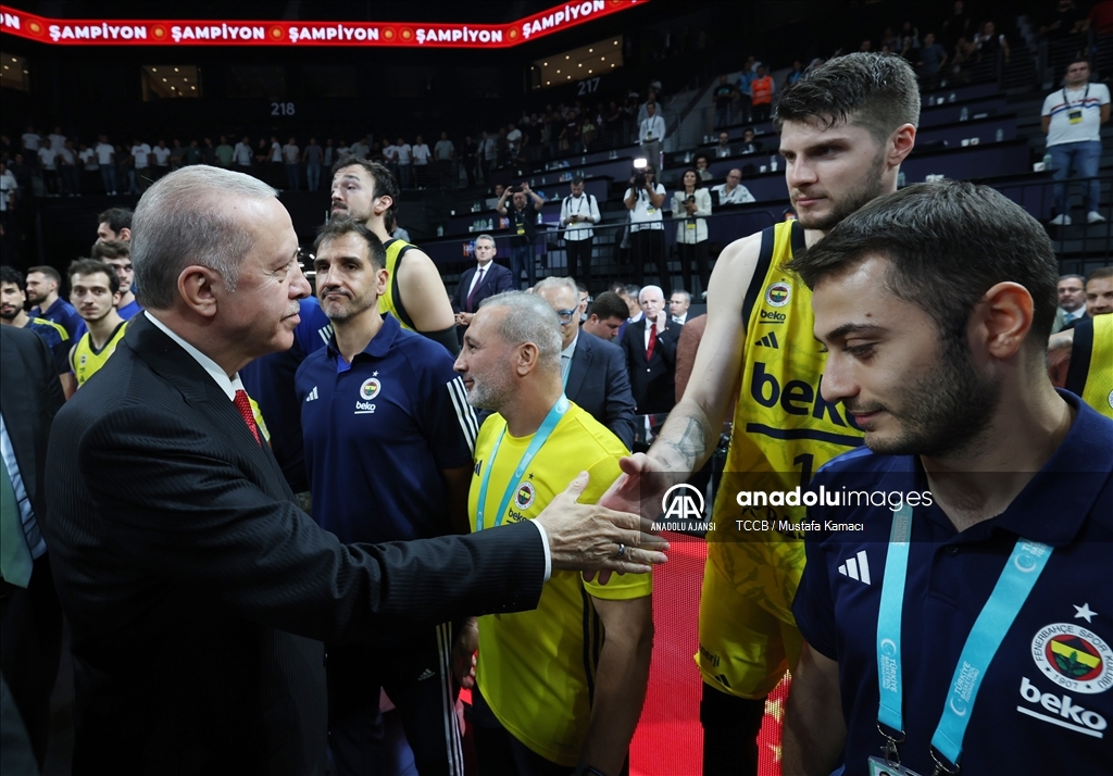 Cumhurbaşkanı Erdoğan, Anadolu Efes'e şampiyonluk kupasını verdi