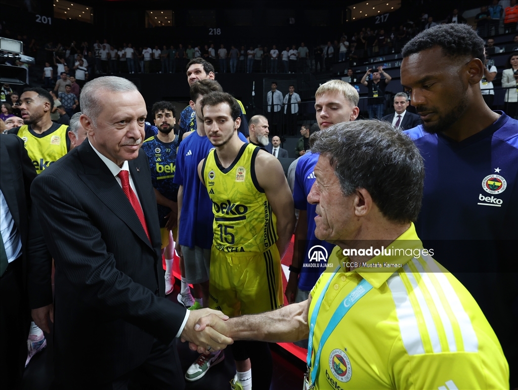 Cumhurbaşkanı Erdoğan, Anadolu Efes'e şampiyonluk kupasını verdi