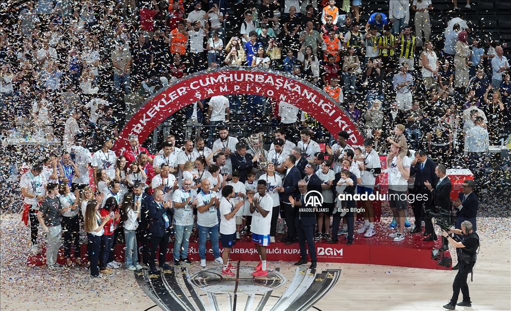 Anadolu Efes, 37. Erkekler Cumhurbaşkanlığı Kupası'nı kaldırdı