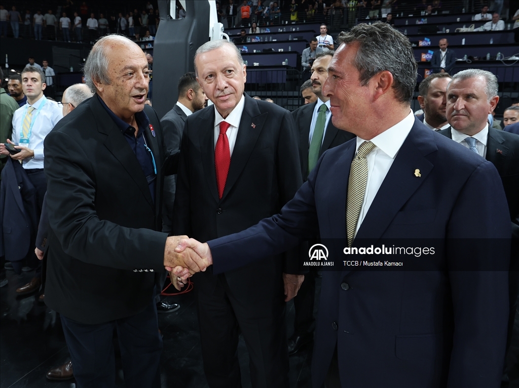 Cumhurbaşkanı Erdoğan, Anadolu Efes'e şampiyonluk kupasını verdi