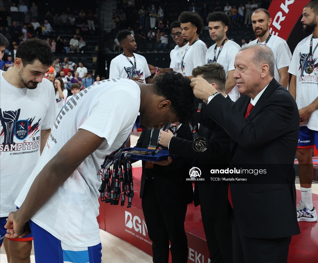 Cumhurbaşkanı Erdoğan, Anadolu Efes'e şampiyonluk kupasını verdi