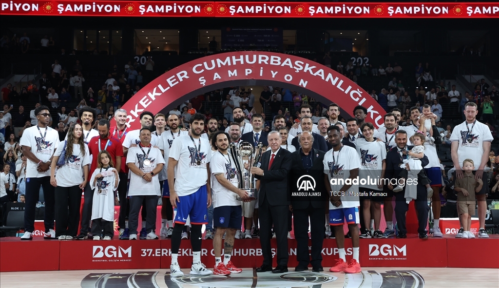 Cumhurbaşkanı Erdoğan, Anadolu Efes'e şampiyonluk kupasını verdi