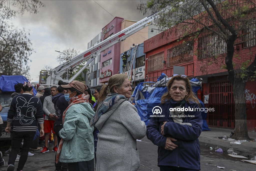 Şili'nin başkenti Santiago'da ticaret bölgesinde çıkan yangına müdahale ediliyor