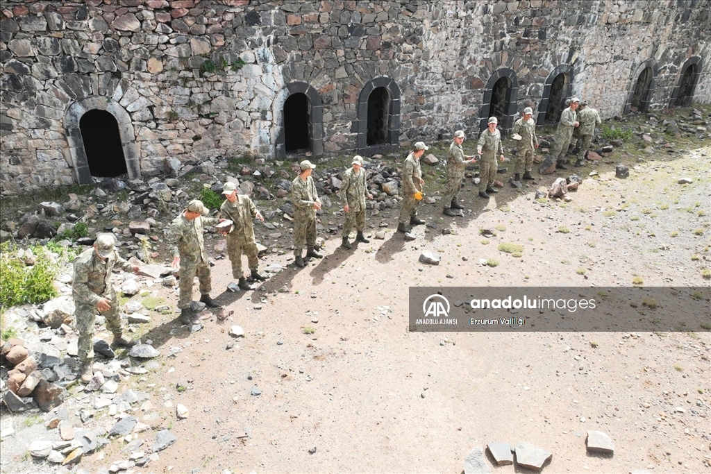 Mehmetçik ecdadın vatan savunmasında kullandığı Erzurum'daki tabyaları temizledi