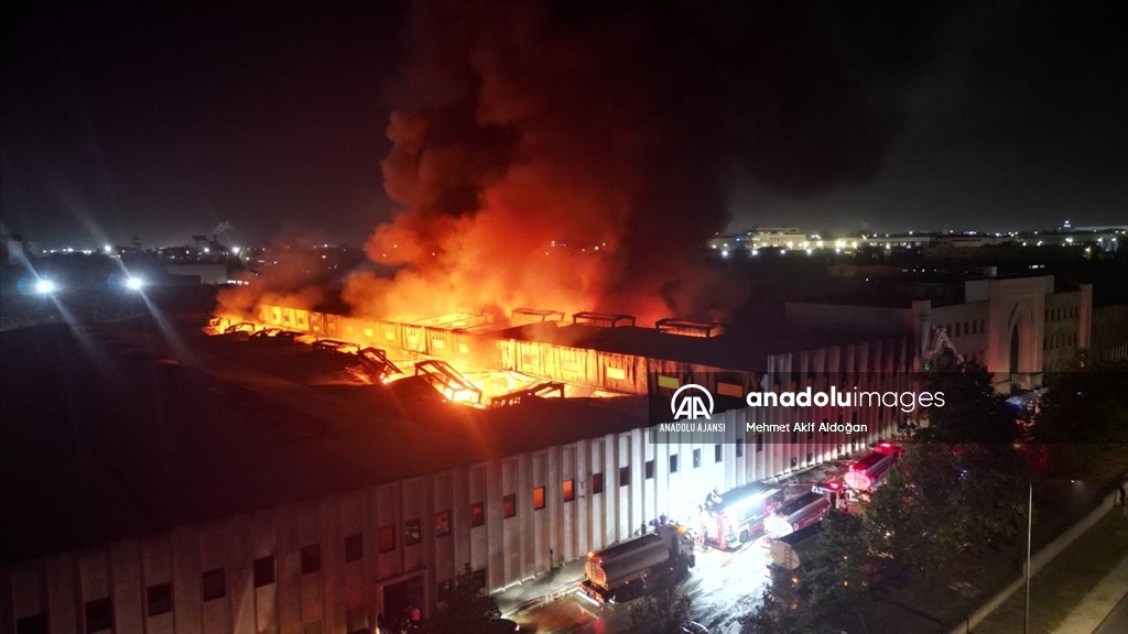 Tekirdağ'da fabrikada çıkan yangına müdahale ediliyor