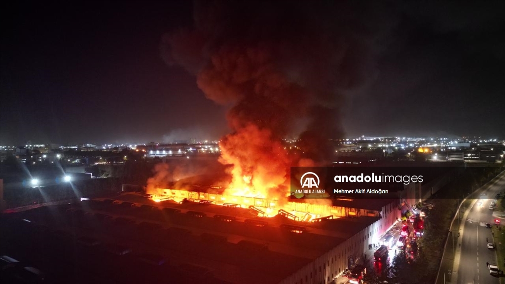 Tekirdağ'da fabrikada çıkan yangına müdahale ediliyor