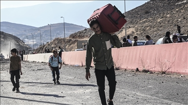 İsrail'in saldırılarına maruz kalan Lübnanlıların güneyden göçü devam ediyor