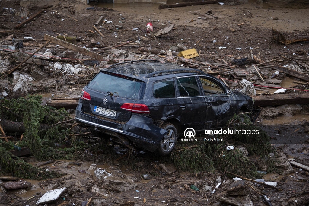 Повлекувањето на водата го откри степенот на катастрофата во Долна Јабланица, продолжува потрагата по жртвите