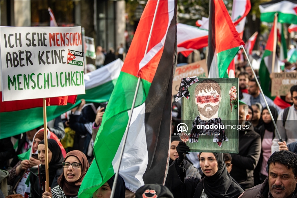 İsrail'in Gazze'ye saldırıları Düsseldorf'da protesto edildi