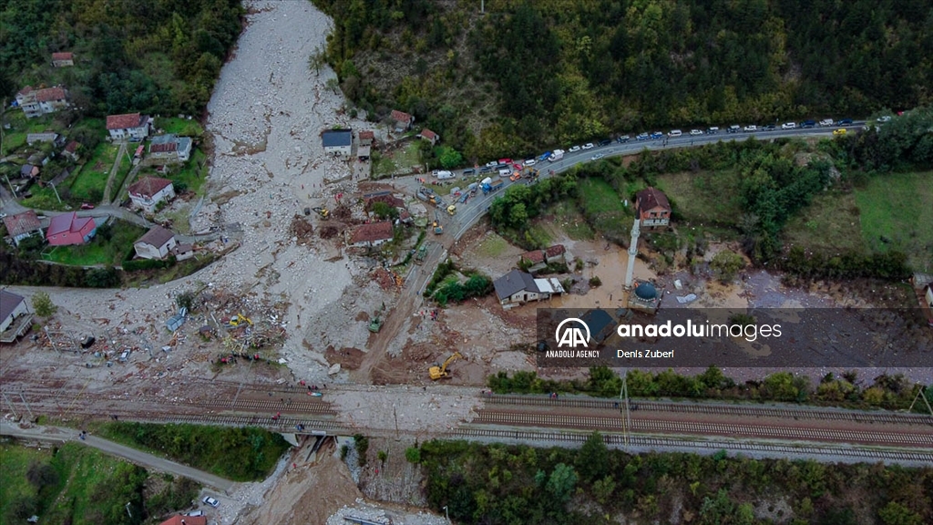 Повлекувањето на водата го откри степенот на катастрофата во Долна Јабланица, продолжува потрагата по жртвите