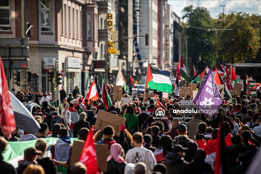 İsrail'in Gazze'ye saldırıları Düsseldorf'da protesto edildi