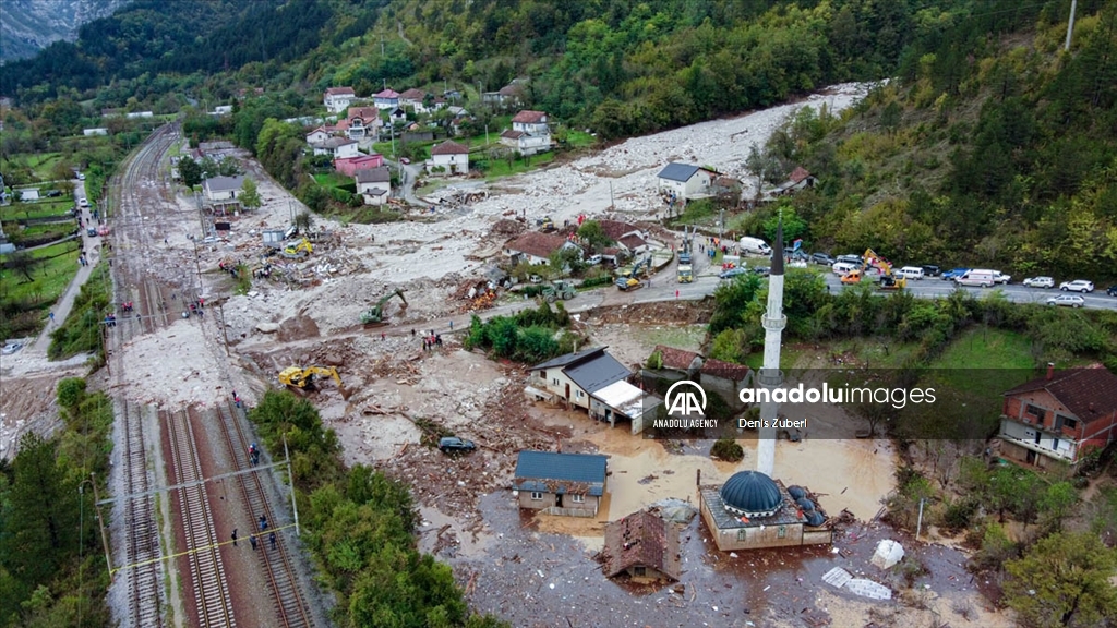 Повлекувањето на водата го откри степенот на катастрофата во Долна Јабланица, продолжува потрагата по жртвите