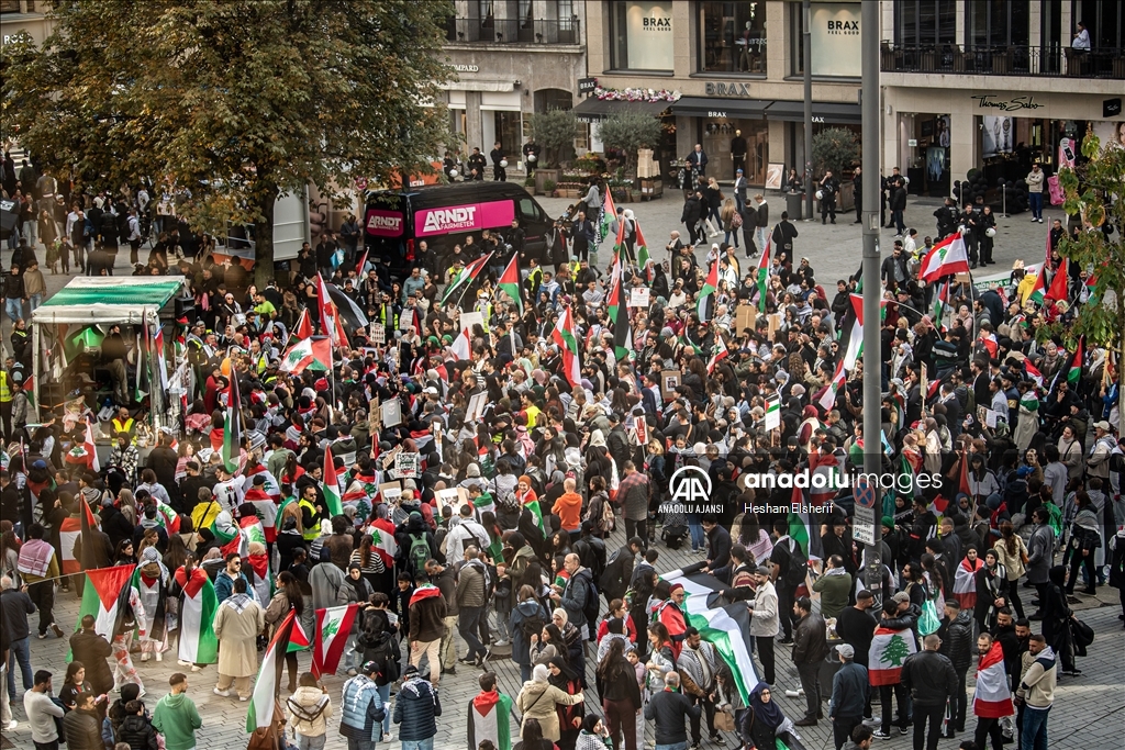İsrail'in Gazze'ye saldırıları Düsseldorf'da protesto edildi
