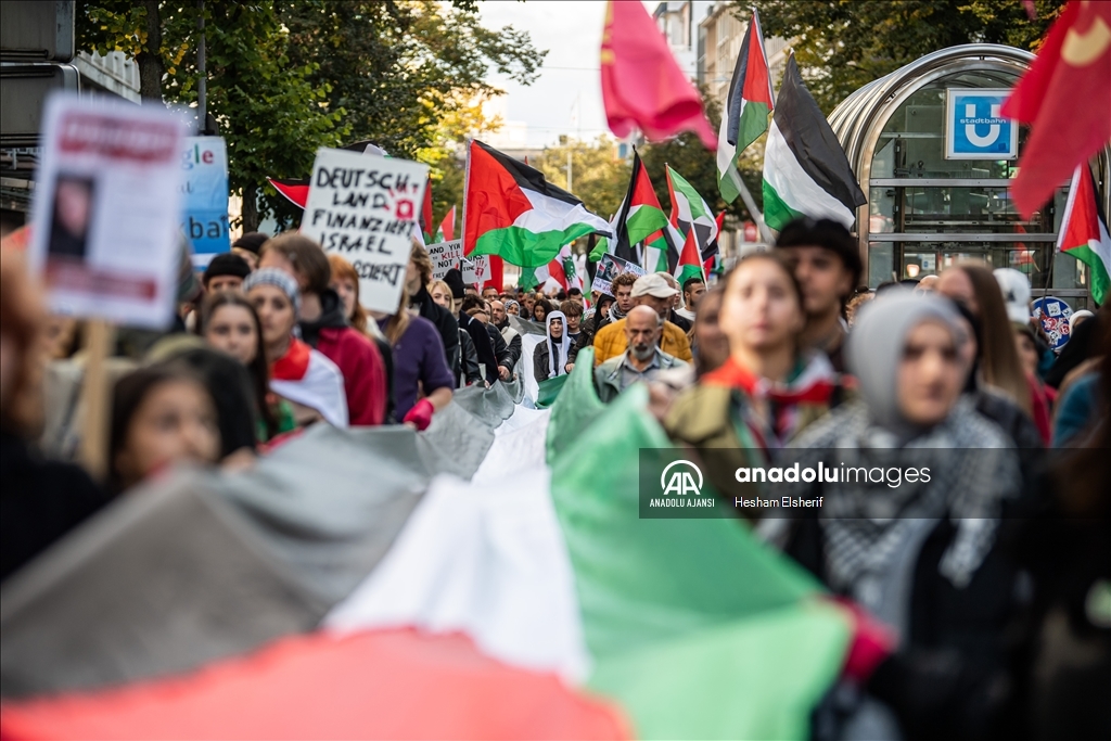 İsrail'in Gazze'ye saldırıları Düsseldorf'da protesto edildi