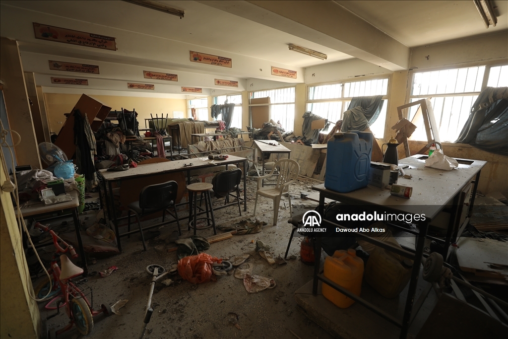 Israeli army attacks the school Palestinians take shelter in