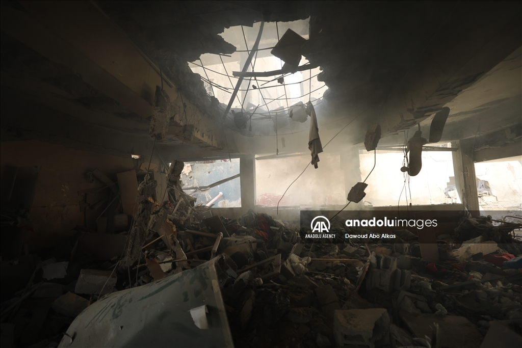 Israeli army attacks the school Palestinians take shelter in