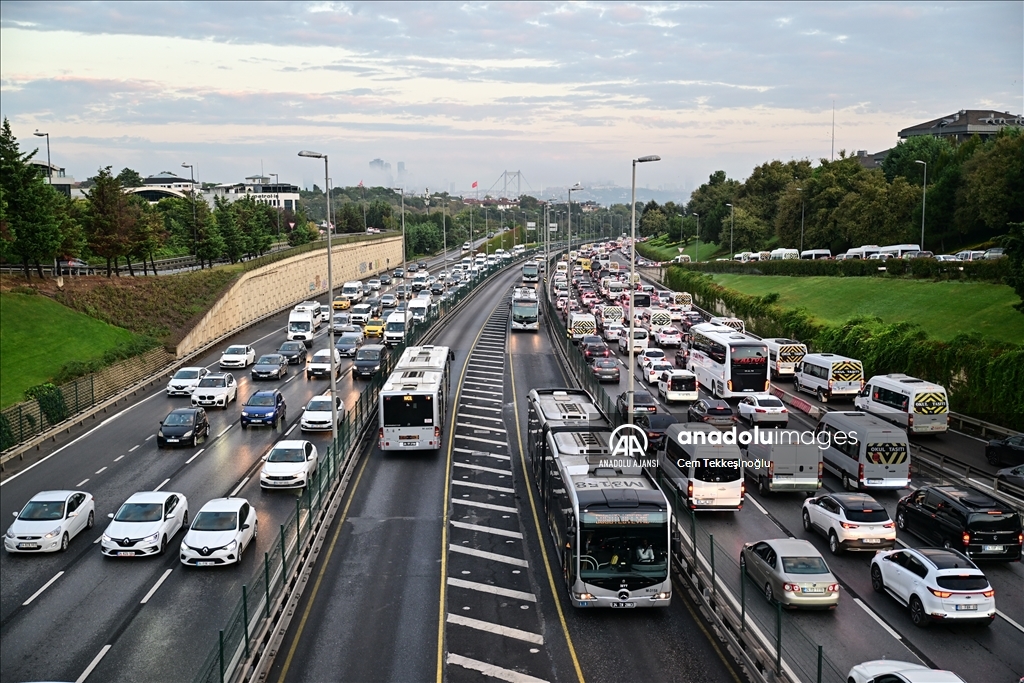 İstanbul'da haftanın ilk iş günü trafik yoğunluğu yaşanıyor