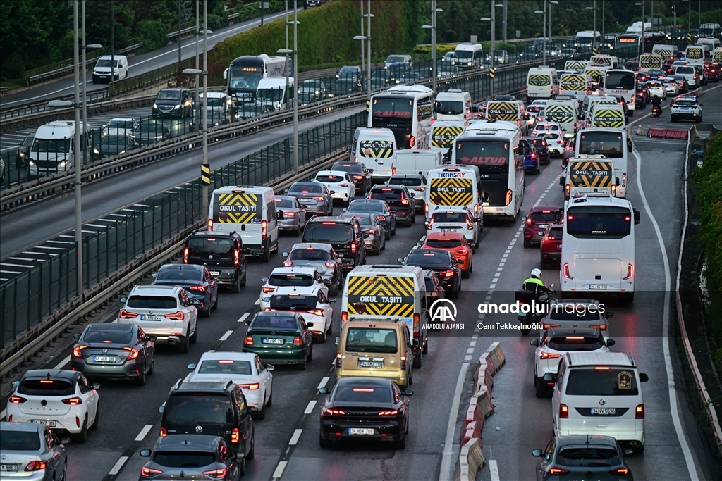 İstanbul'da haftanın ilk iş günü trafik yoğunluğu yaşanıyor