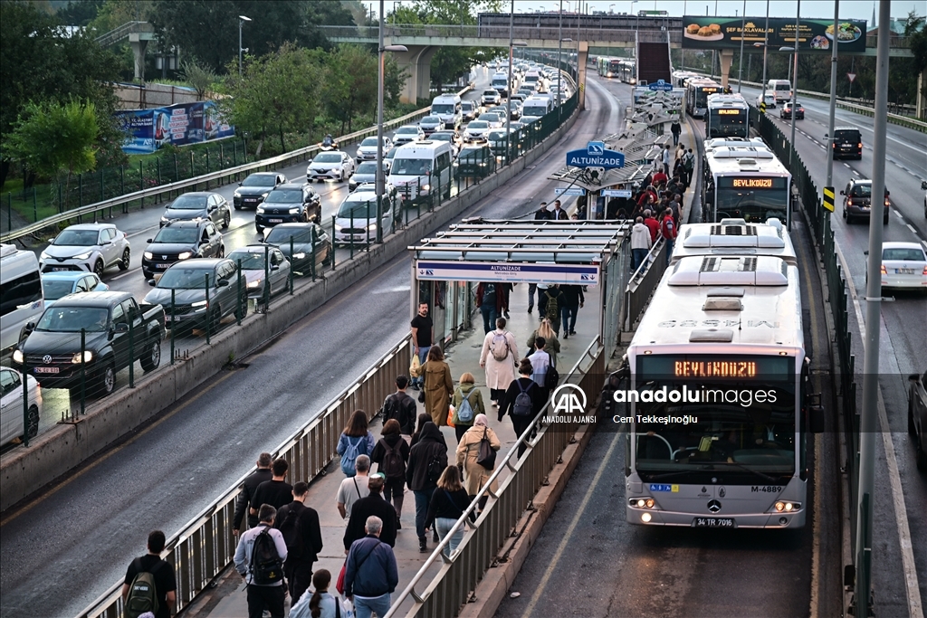 İstanbul'da haftanın ilk iş günü trafik yoğunluğu yaşanıyor
