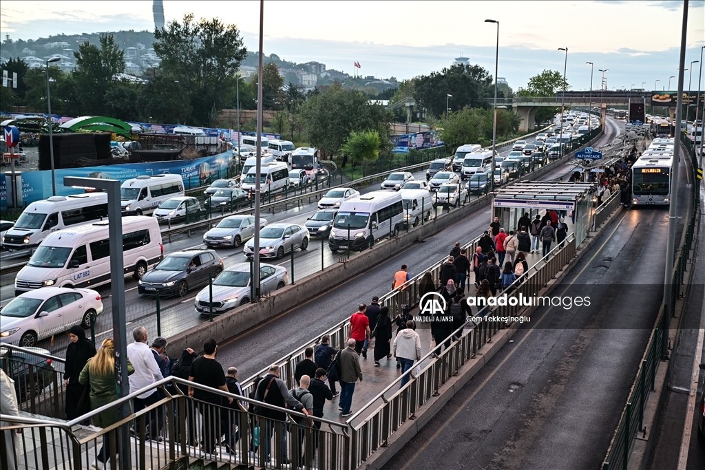 İstanbul'da haftanın ilk iş günü trafik yoğunluğu yaşanıyor