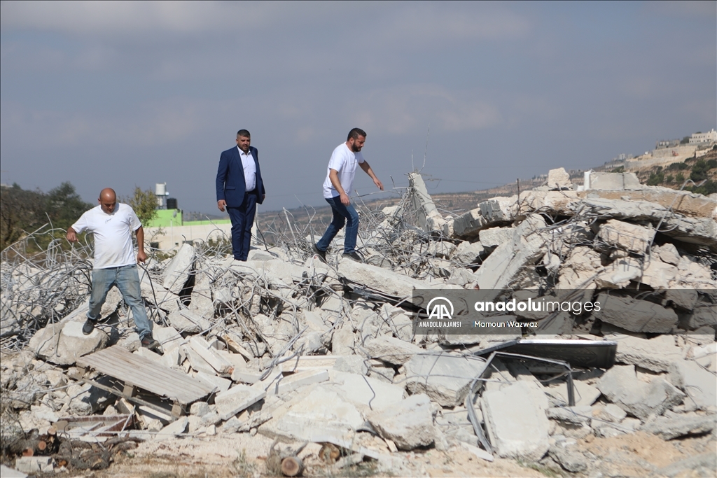 İsrail Batı Şeria'da Filistinlilere ait evleri "ruhsatsız olduğu" bahanesiyle yıkmaya devam ediyor