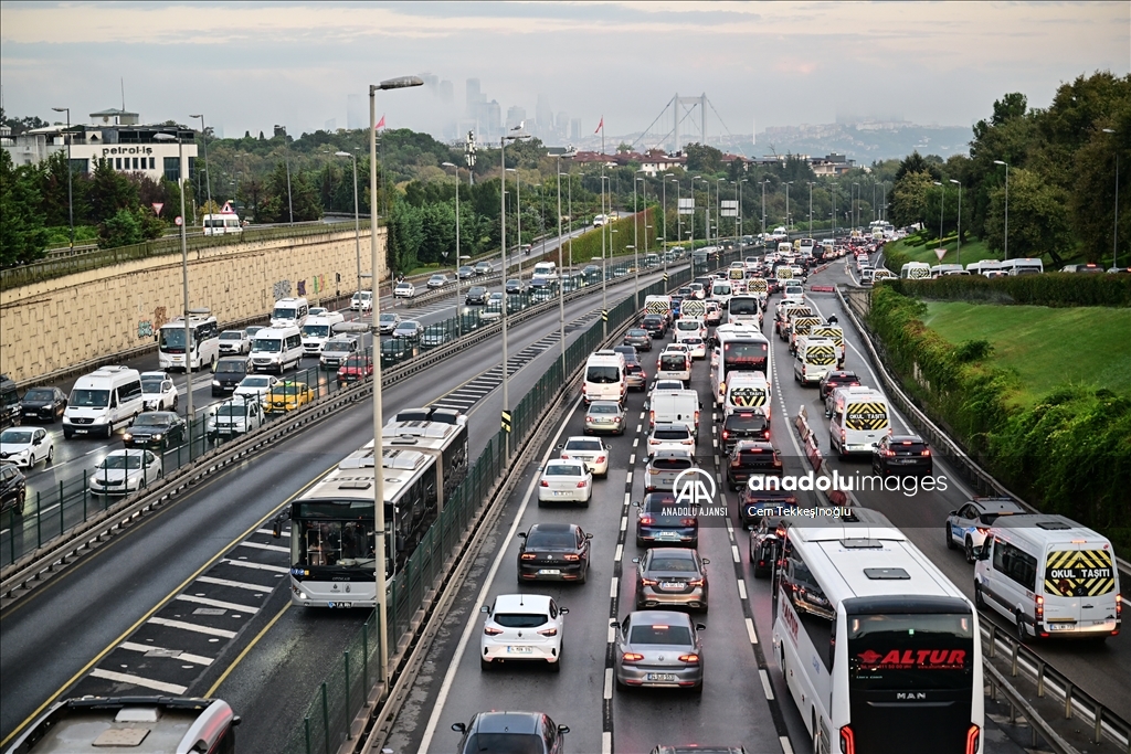 İstanbul'da haftanın ilk iş günü trafik yoğunluğu yaşanıyor