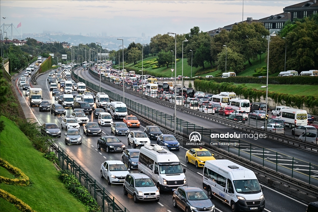 İstanbul'da haftanın ilk iş günü trafik yoğunluğu yaşanıyor